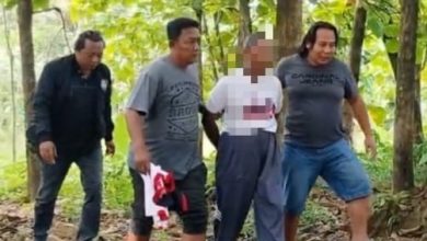 Kanit Reskrim Polsek Tambelangan saat mengamankan pelaku tindak pidana persetubuhan Terhadap anak di Dusun Paksen, Desa Karang Anyar, Kecamatan Tambelangan, Sampang. (Ist)
