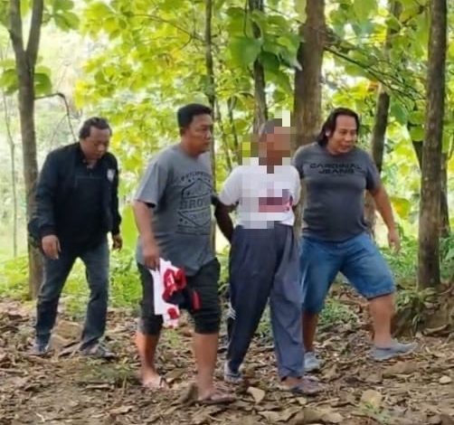 Kanit Reskrim Polsek Tambelangan saat mengamankan pelaku tindak pidana persetubuhan Terhadap anak di Dusun Paksen, Desa Karang Anyar, Kecamatan Tambelangan, Sampang. (Ist)