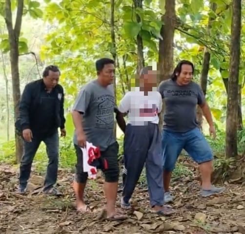 Kanit Reskrim Polsek Tambelangan saat mengamankan pelaku tindak pidana persetubuhan Terhadap anak di Dusun Paksen, Desa Karang Anyar, Kecamatan Tambelangan, Sampang. (Ist)