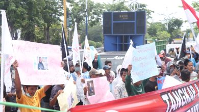 TEGANG — Massa GAIB menggelar aksi di Kantor Kejaksaan Negeri Sampang menuntut pengusutan tuntas dugaan penggelapan pajak di RSUD dr. Mohammad Zyn Sampang.