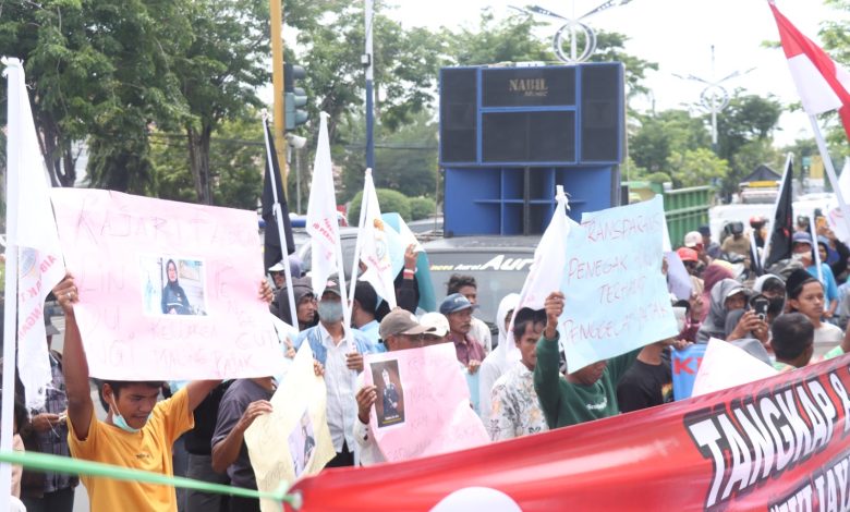 TEGANG — Massa GAIB menggelar aksi di Kantor Kejaksaan Negeri Sampang menuntut pengusutan tuntas dugaan penggelapan pajak di RSUD dr. Mohammad Zyn Sampang.