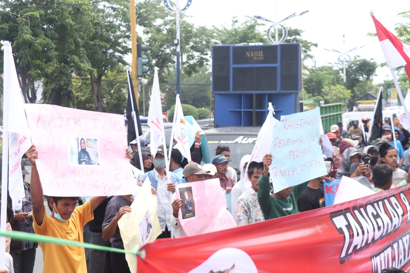 TEGANG — Massa GAIB menggelar aksi di Kantor Kejaksaan Negeri Sampang menuntut pengusutan tuntas dugaan penggelapan pajak di RSUD dr. Mohammad Zyn Sampang.