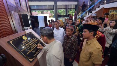 Menteri Kebudayaan, Fadli Zon saat menandatangani prasasti