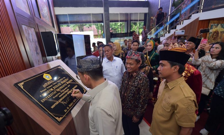 Menteri Kebudayaan, Fadli Zon saat menandatangani prasasti