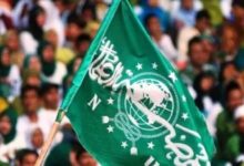 ILUSTRASI. Bendera hijau Nahdlatul Ulama berkibar di tengah kerumunan jamaah pada sebuah acara besar organisasi. (istimewa/ejaberita.co)