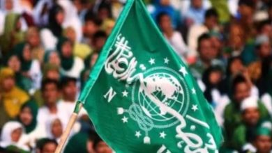 ILUSTRASI. Bendera hijau Nahdlatul Ulama berkibar di tengah kerumunan jamaah pada sebuah acara besar organisasi. (istimewa/ejaberita.co)