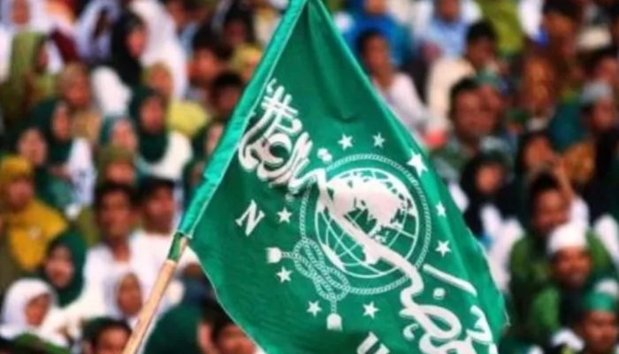 ILUSTRASI. Bendera hijau Nahdlatul Ulama berkibar di tengah kerumunan jamaah pada sebuah acara besar organisasi. (istimewa/ejaberita.co)