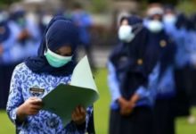 ILUSTRASI. Pegawai berseragam Korps ASN mengikuti apel sambil memeriksa berkas tugas di lapangan. (istimewa/ejaberita.co)