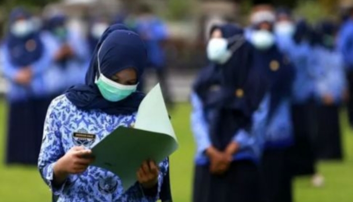 ILUSTRASI. Pegawai berseragam Korps ASN mengikuti apel sambil memeriksa berkas tugas di lapangan. (istimewa/ejaberita.co)