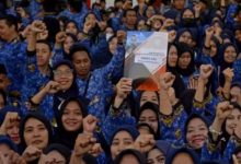 ILUSTRASI. Para pegawai berseragam korpri mengangkat tangan serempak dalam sebuah kegiatan resmi. (istimewa/ejaberita.co)