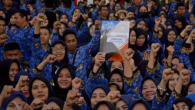 ILUSTRASI. Para pegawai berseragam korpri mengangkat tangan serempak dalam sebuah kegiatan resmi. (istimewa/ejaberita.co)