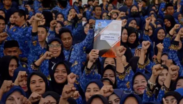 ILUSTRASI. Para pegawai berseragam korpri mengangkat tangan serempak dalam sebuah kegiatan resmi. (istimewa/ejaberita.co)