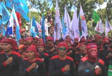 UNJUK RASA. Massa buruh dari Aliansi Federasi Serikat Pekerja-Serikat Buruh se-Jakarta menggelar aksi unjuk rasa di depan Balai Kota Jakarta, Senin (17/11/2025). (istimewa/ejaberita.co)