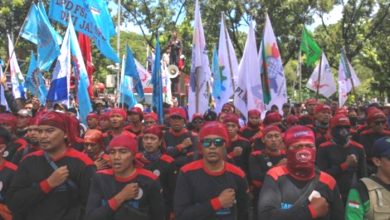 UNJUK RASA. Massa buruh dari Aliansi Federasi Serikat Pekerja-Serikat Buruh se-Jakarta menggelar aksi unjuk rasa di depan Balai Kota Jakarta, Senin (17/11/2025). (istimewa/ejaberita.co)