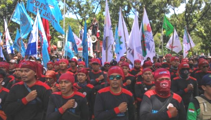 UNJUK RASA. Massa buruh dari Aliansi Federasi Serikat Pekerja-Serikat Buruh se-Jakarta menggelar aksi unjuk rasa di depan Balai Kota Jakarta, Senin (17/11/2025). (istimewa/ejaberita.co)