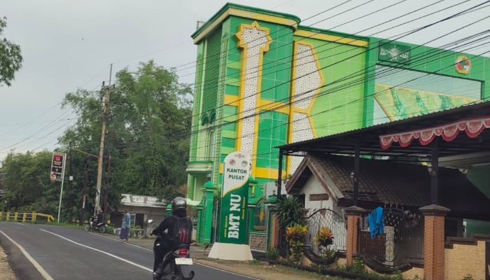 MOBILITAS. Kantor Pusat BMT NU Jawa Timur terlihat dari sisi Jalan Raya Raya Gapura, Sumenep, Madura. (istimewa/ejaberita.co)