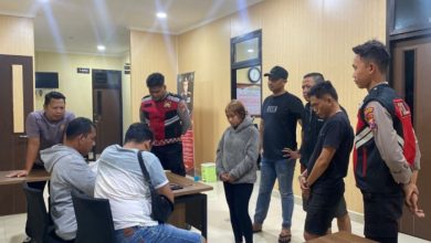 DITANGKAP. Petugas Sat Samapta Polres Sumenep memeriksa sepasang muda-mudi yang diamankan dari kamar kos dalam Patroli Presisi, Jumat malam, 5 Desember 2025. (Humas Polres Sumenep/ejaberita.co)