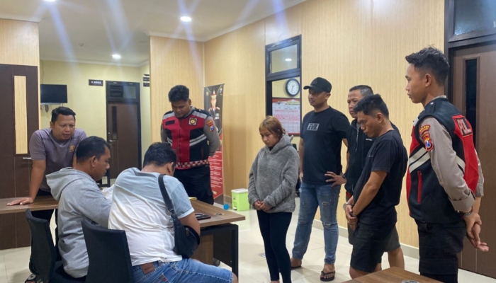 DITANGKAP. Petugas Sat Samapta Polres Sumenep memeriksa sepasang muda-mudi yang diamankan dari kamar kos dalam Patroli Presisi, Jumat malam, 5 Desember 2025. (Humas Polres Sumenep/ejaberita.co)