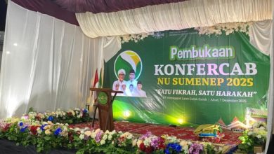 ACARA. Panggung utama Konfercab NU Sumenep 2025 di Pesantren Annuqayah, Guluk-Guluk, menjelang pembukaan acara pada Minggu, 7 Desember 2025. (istimewa/ejaberita.co)