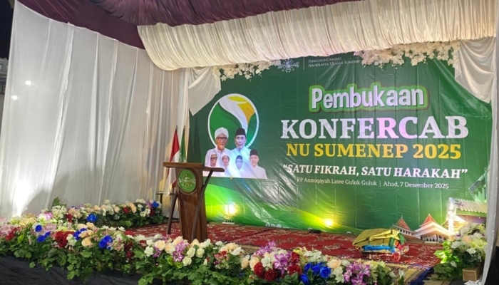 ACARA. Panggung utama Konfercab NU Sumenep 2025 di Pesantren Annuqayah, Guluk-Guluk, menjelang pembukaan acara pada Minggu, 7 Desember 2025. (istimewa/ejaberita.co)