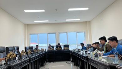 AUDIENSI. Aktivis PMII UPI Sumenep menggelar audiensi dengan Komisi II DPRD Kabupaten Sumenep untuk membahas evaluasi Pusat Informasi KKKS, Senin (15/12/25). (istimewa/ejaberita.co)