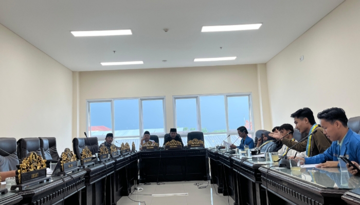 AUDIENSI. Aktivis PMII UPI Sumenep menggelar audiensi dengan Komisi II DPRD Kabupaten Sumenep untuk membahas evaluasi Pusat Informasi KKKS, Senin (15/12/25). (istimewa/ejaberita.co)