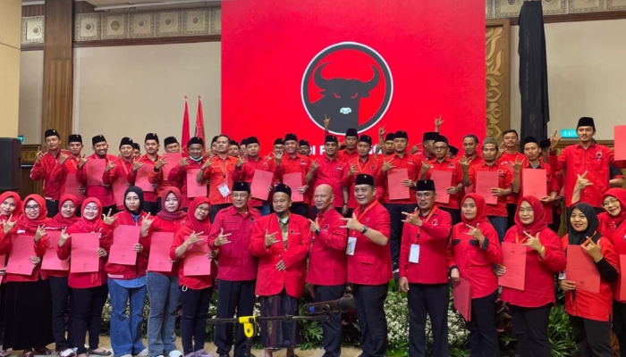 SIMBOLIK. Jajaran pengurus PDI Perjuangan Kabupaten Sumenep berpose bersama usai Konferensi Cabang di Surabaya, menandai penetapan kepengurusan periode 2025–2030. (istimewa/ejaberita.co)