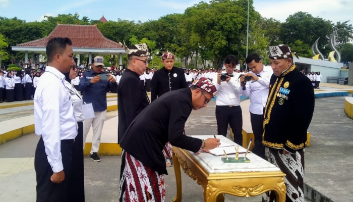 SIMBOLIS. Bupati Sampang, H. Slamet Junaidi, menyaksikan prosesi penandatanganan penyerahan SK PPPK di Alun-alun Trunojoyo, Sampang. (Fadil/ejaberita.co)
