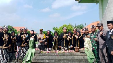 KEGIATAN. Bupati H. Slamet Junaidi, bersama jajaran Forkopimda dan tokoh daerah berziarah di Situs Makam Rato Ebhu dalam rangka peringatan Hari Jadi ke-402 Kabupaten Sampang. (Fadil/ejaberita.co)