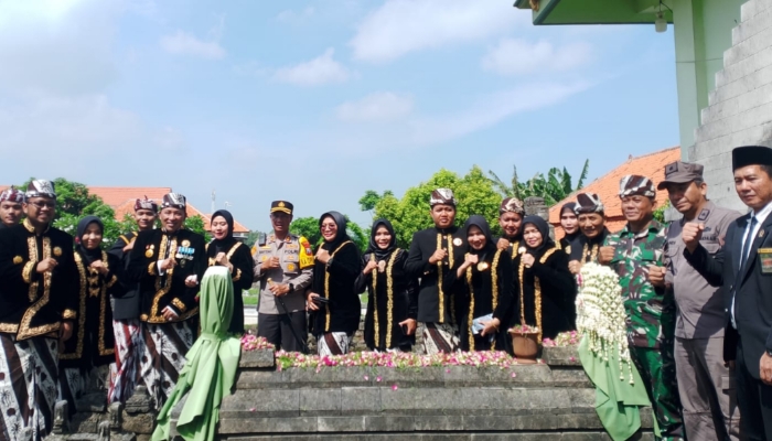 KEGIATAN. Bupati H. Slamet Junaidi, bersama jajaran Forkopimda dan tokoh daerah berziarah di Situs Makam Rato Ebhu dalam rangka peringatan Hari Jadi ke-402 Kabupaten Sampang. (Fadil/ejaberita.co)