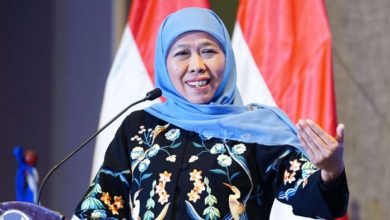 Gubernur Jawa Timur, Khofifah Indar Parawansa, menyampaikan sambutan dalam sebuah agenda resmi, menegaskan komitmen pemerintah daerah terhadap kebijakan pembangunan dan kesejahteraan masyarakat. (istimewa/ejaberuta.co)