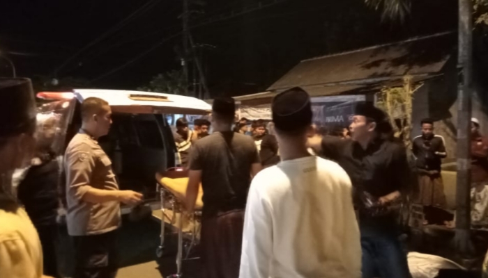 OLAH TKP. Petugas kepolisian saat melakukan olah TKP kecelakaan lalu lintas di Jalan Raya Desa Moktesareh, Kedungdung, Sampang. (redaksi ejaberita.co)