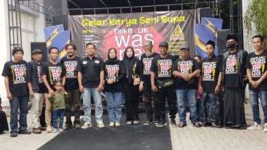 SIMBOLIS. Foto bersama para seniman KPS, perwakilan Dispursip, PWI Sampang, dan tamu undangan saat pembukaan pameran seni rupa bertajuk “Waspada! Kilas Balik Tujuh” di Kabupaten Sampang, Minggu (28/12/2025). (redaksi ejaberita.co)