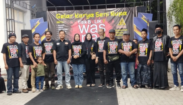 SIMBOLIS. Foto bersama para seniman KPS, perwakilan Dispursip, PWI Sampang, dan tamu undangan saat pembukaan pameran seni rupa bertajuk “Waspada! Kilas Balik Tujuh” di Kabupaten Sampang, Minggu (28/12/2025). (redaksi ejaberita.co)