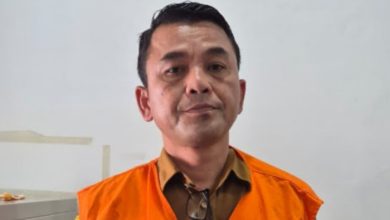 TERSANGKA. Kepala Dinas Sosial Samosir, Fitri Agus Karokaro, mengenakan rompi tahanan oranye usai ditetapkan sebagai tersangka kasus dugaan korupsi dana bantuan banjir bandang di Kabupaten Samosir, Sumatera Utara. (istimewa/ejaberita.co)