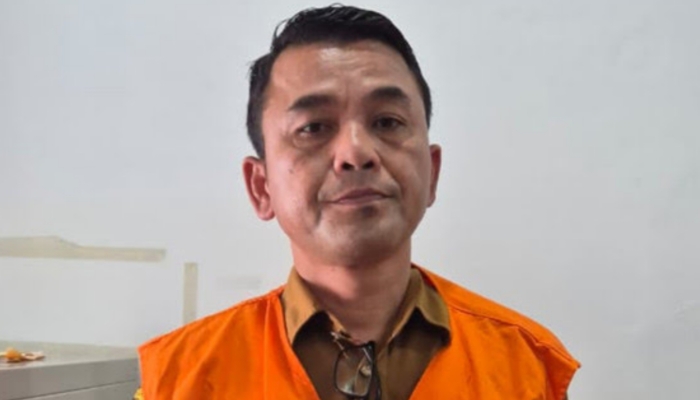 TERSANGKA. Kepala Dinas Sosial Samosir, Fitri Agus Karokaro, mengenakan rompi tahanan oranye usai ditetapkan sebagai tersangka kasus dugaan korupsi dana bantuan banjir bandang di Kabupaten Samosir, Sumatera Utara. (istimewa/ejaberita.co)