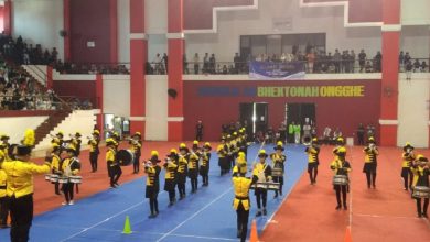BERLAGA. Festival Drumband Staidhi Marching Competition 2025 se Jawa Timur dalam sesi unjuk gelar yang dilaksanakan di GOR Saka Bangkalan (redaksi ejaberita.co)