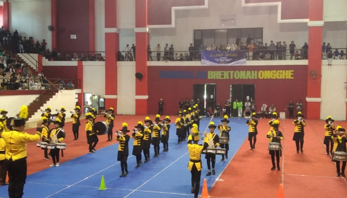 BERLAGA. Festival Drumband Staidhi Marching Competition 2025 se Jawa Timur dalam sesi unjuk gelar yang dilaksanakan di GOR Saka Bangkalan (redaksi ejaberita.co)