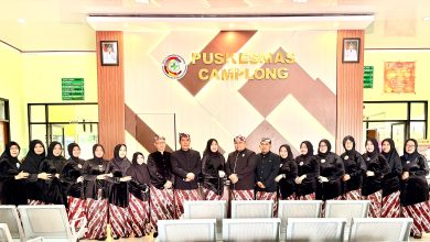 Keluarga besar Puskesmas Camplong berfoto bersama di lobi layanan sebagai wujud kebersamaan dan komitmen meningkatkan kualitas pelayanan kesehatan kepada masyarakat, bertepatan dengan peringatan Hari Jadi Kota Sampang ke-402, Selasa (23/12/2025).