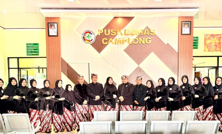 Keluarga besar Puskesmas Camplong berfoto bersama di lobi layanan sebagai wujud kebersamaan dan komitmen meningkatkan kualitas pelayanan kesehatan kepada masyarakat, bertepatan dengan peringatan Hari Jadi Kota Sampang ke-402, Selasa (23/12/2025).