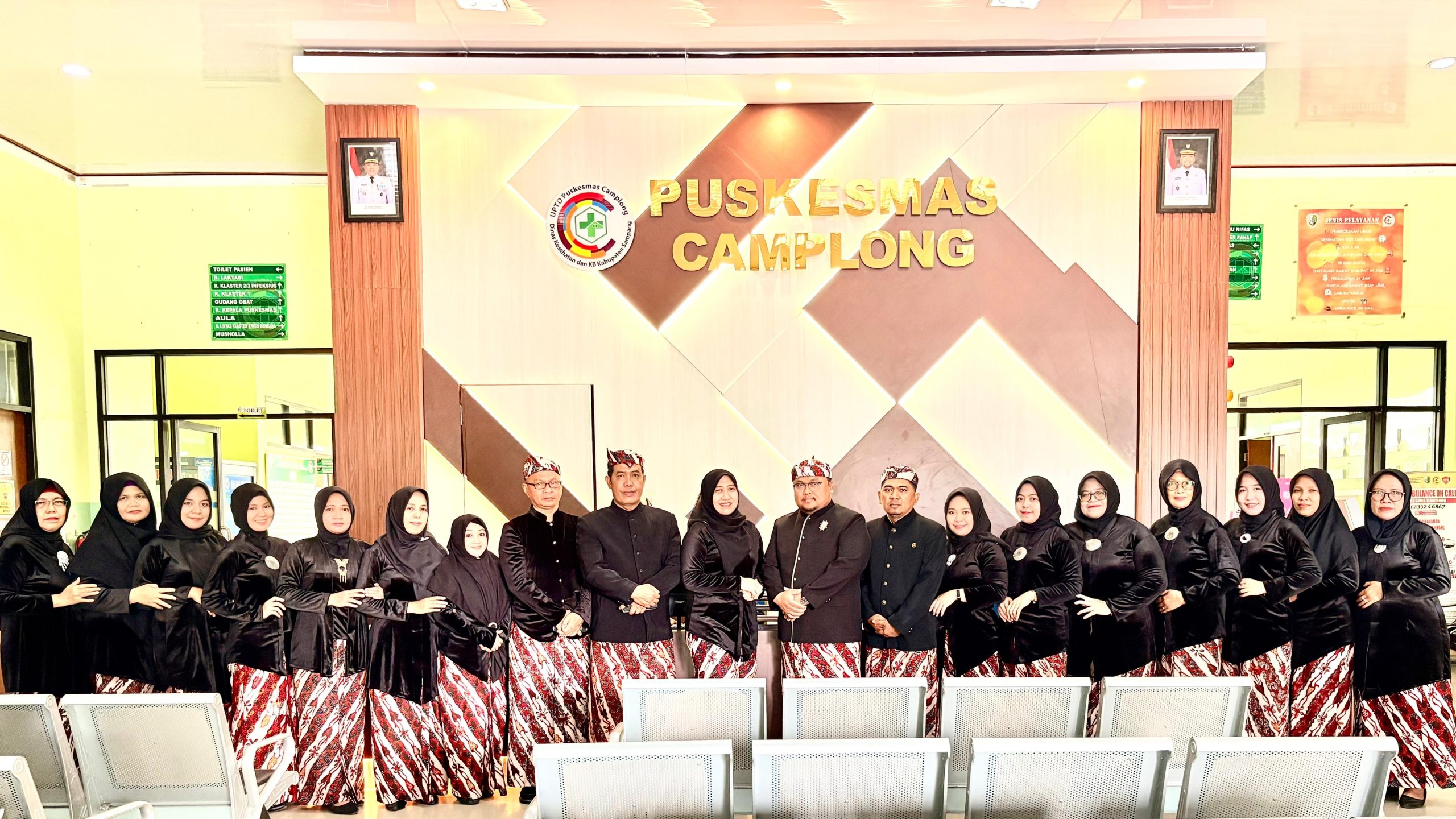 Keluarga besar Puskesmas Camplong berfoto bersama di lobi layanan sebagai wujud kebersamaan dan komitmen meningkatkan kualitas pelayanan kesehatan kepada masyarakat, bertepatan dengan peringatan Hari Jadi Kota Sampang ke-402, Selasa (23/12/2025).
