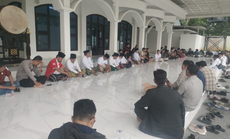 Aliansi Asatidz Pantura menggelar audiensi dan doa bersama di Mapolres Pamekasan sebagai bentuk kepedulian dan dukungan moral agar kasus korban dalam kondisi terbakar di Batumarmar segera terungkap secara tuntas.