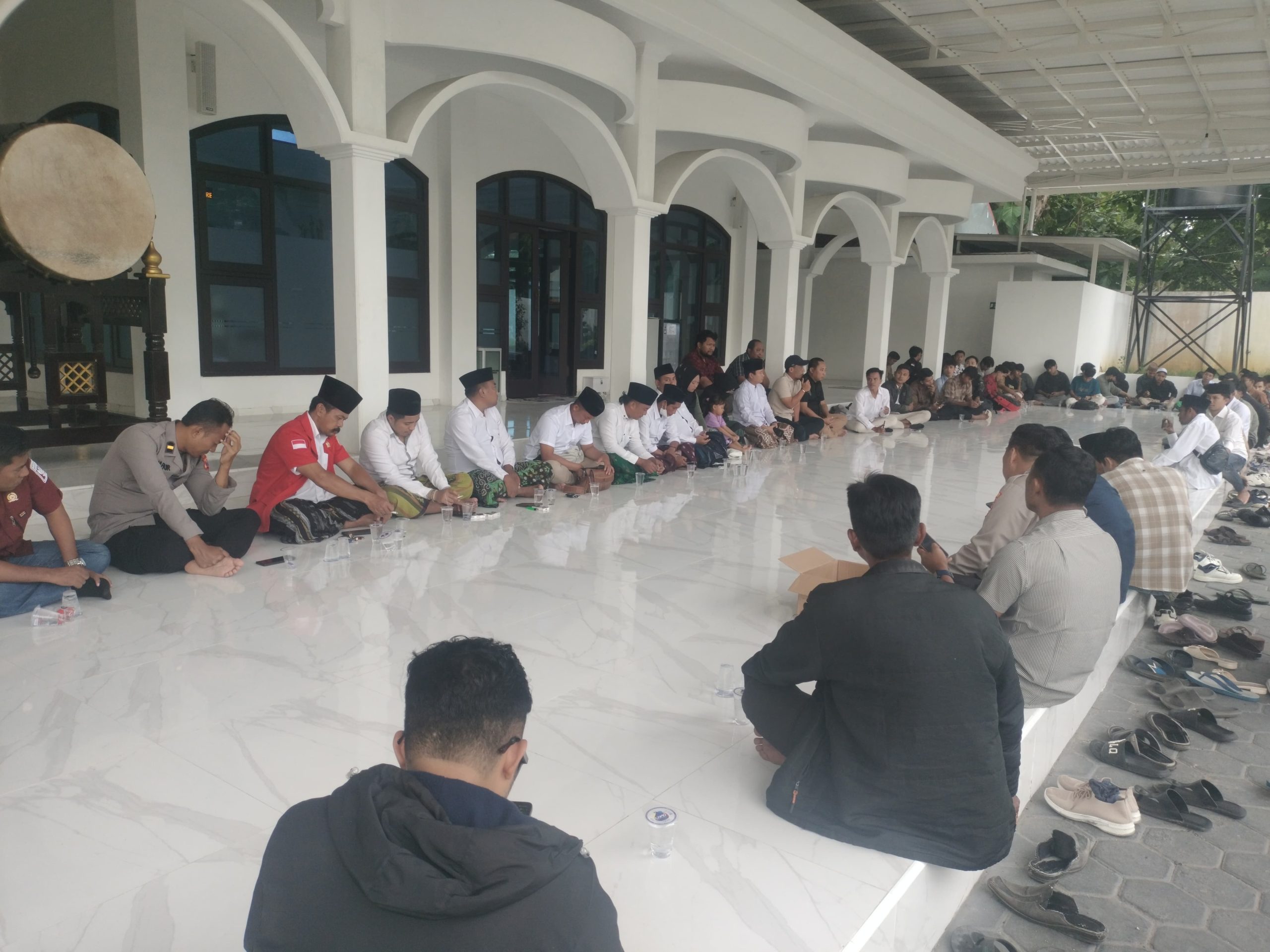 Aliansi Asatidz Pantura menggelar audiensi dan doa bersama di Mapolres Pamekasan sebagai bentuk kepedulian dan dukungan moral agar kasus korban dalam kondisi terbakar di Batumarmar segera terungkap secara tuntas.