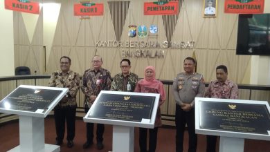 Gubernur Jawa Timur, Khofifah Indar Parawansa, bersama pejabat Pemprov Jatim dan Forkopimda Bangkalan saat meresmikan Gedung Kantor Bersama (KB) Samsat Bangkalan, Kamis (11/12/2025). Peresmian ini sekaligus menandai modernisasi layanan publik dan optimalisasi pelayanan pajak kendaraan di Bangkalan.