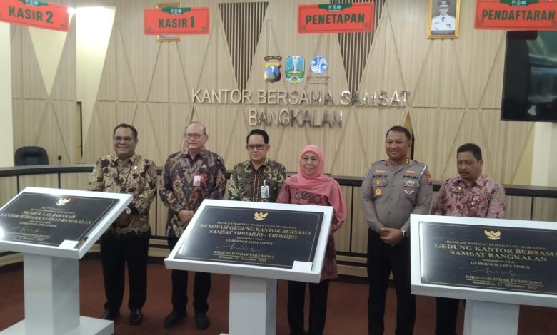 Gubernur Jawa Timur, Khofifah Indar Parawansa, bersama pejabat Pemprov Jatim dan Forkopimda Bangkalan saat meresmikan Gedung Kantor Bersama (KB) Samsat Bangkalan, Kamis (11/12/2025). Peresmian ini sekaligus menandai modernisasi layanan publik dan optimalisasi pelayanan pajak kendaraan di Bangkalan.