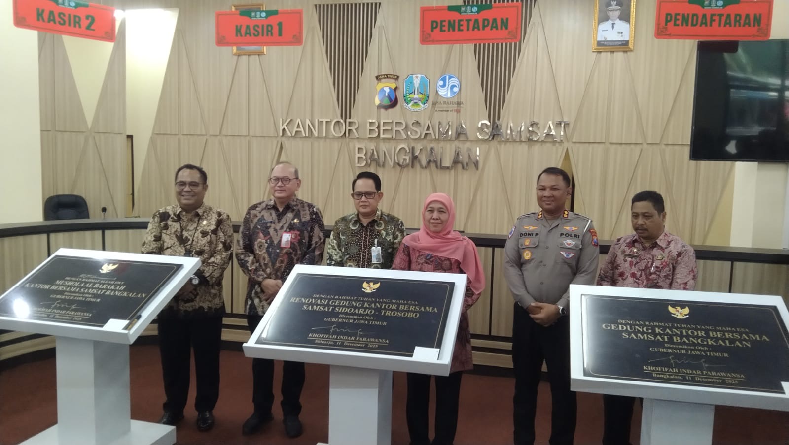 Gubernur Jawa Timur, Khofifah Indar Parawansa, bersama pejabat Pemprov Jatim dan Forkopimda Bangkalan saat meresmikan Gedung Kantor Bersama (KB) Samsat Bangkalan, Kamis (11/12/2025). Peresmian ini sekaligus menandai modernisasi layanan publik dan optimalisasi pelayanan pajak kendaraan di Bangkalan.