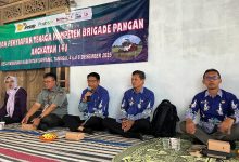 Kepala Dinas Pertanian Kabupaten Sampang, memberikan arahan dalam Pelatihan Penyiapan Tenaga Kompeten Brigade Pangan Angkatan 141, Desa Kemuning, 4–6 Desember 2025. Kamis, 4/12/2025). (ejaberita.co)