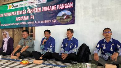 Kepala Dinas Pertanian Kabupaten Sampang, memberikan arahan dalam Pelatihan Penyiapan Tenaga Kompeten Brigade Pangan Angkatan 141, Desa Kemuning, 4–6 Desember 2025. Kamis, 4/12/2025). (ejaberita.co)