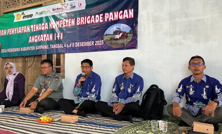 Kepala Dinas Pertanian Kabupaten Sampang, memberikan arahan dalam Pelatihan Penyiapan Tenaga Kompeten Brigade Pangan Angkatan 141, Desa Kemuning, 4–6 Desember 2025. Kamis, 4/12/2025). (ejaberita.co)