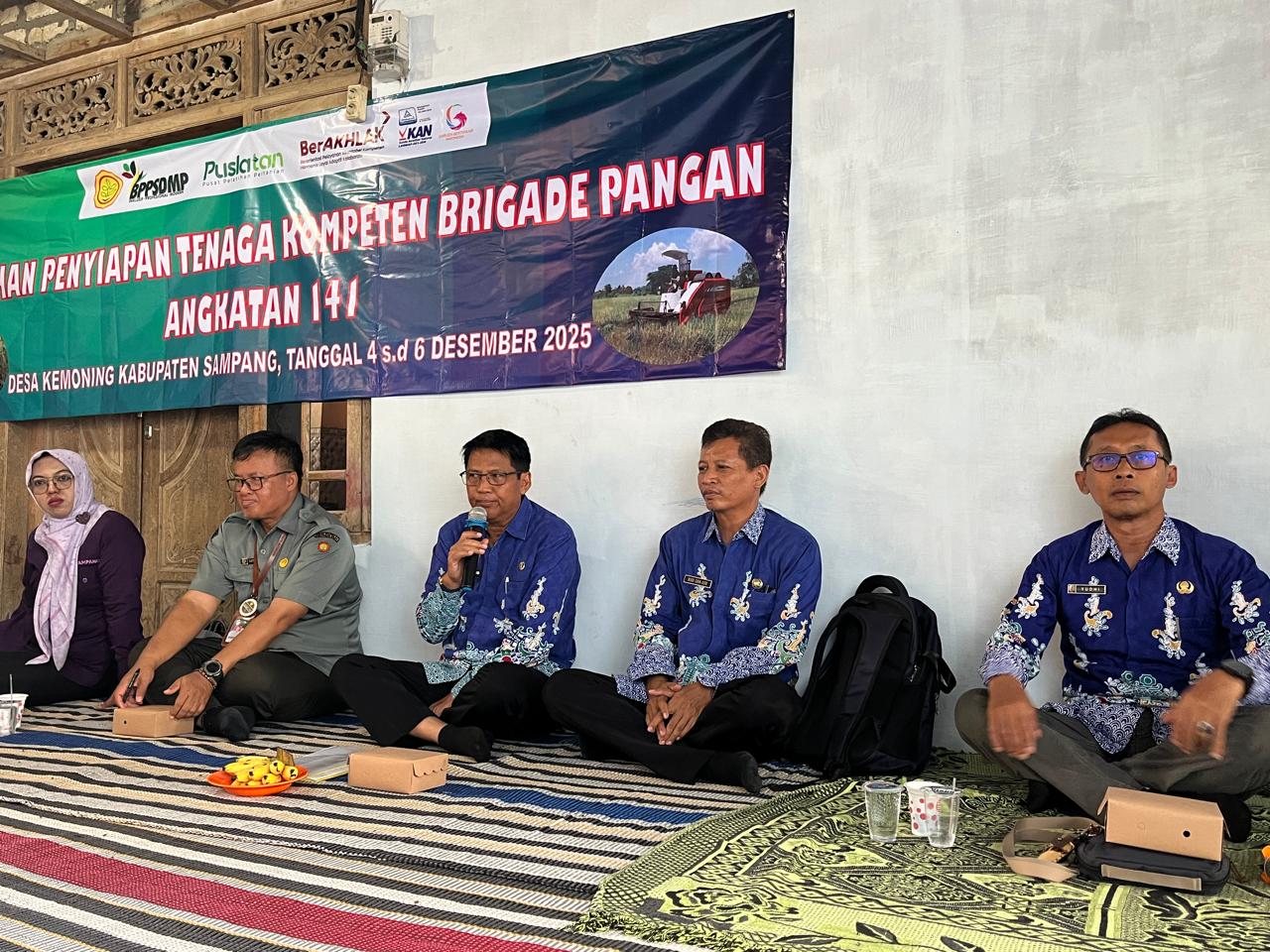 Kepala Dinas Pertanian Kabupaten Sampang, memberikan arahan dalam Pelatihan Penyiapan Tenaga Kompeten Brigade Pangan Angkatan 141, Desa Kemuning, 4–6 Desember 2025. Kamis, 4/12/2025). (ejaberita.co)